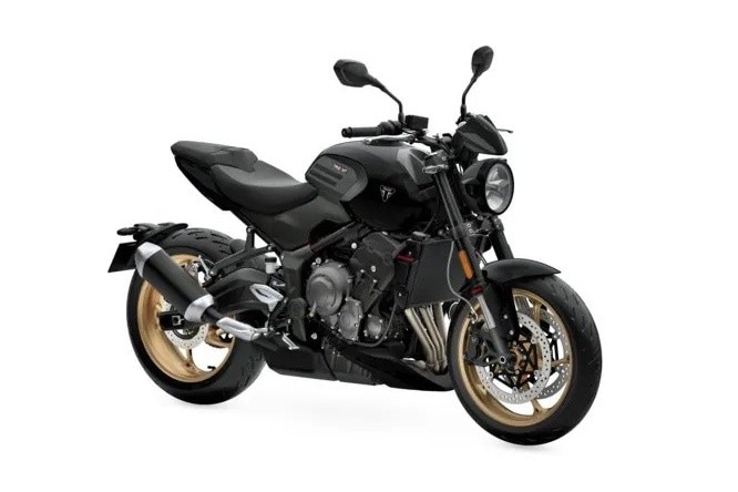 <div class='descrGalleryTitle'>8.	Triumph Trident 800</div><div class='descrGalleryText'><p>La <b><a href="https://www.dueruote.it/news/moto-scooter/2025/10/28/triumph-trident-800-dati-tecnici-caratteristiche-e-prezzo/">Triumph Trident 800</a></b> Nasce come sorella maggiore della bella 660, prendendo in prestito il motore dalla Tiger Sport 800:<b> 798 cc, 115 cavalli a 10.750 giri, 85 Nm a 8.500</b>, per una clientela più adulta e matura. La prima domanda che ci si pone è, tuttavia, se non rischi di rubare mercato alla Street Triple 765, ma la verità è che in Triumph hanno pensato attentamente a come differenziare le due moto, e questa Trident è <b>parecchio meno estrema come posizione di guida e come prestazioni</b>, meno incentrate sui cavalli in alto e più sulla sfruttabilità. Il pacchetto elettronico prevede gas elettronico, tre riding mode, diverse impostazioni della risposta dell’acceleratore, <b>controllo di trazione cornering e ABS cornering</b>, cruise control e strumento con navigazione turn-by-turn. Il telaio è un perimetrale in acciaio, il forcellone è in alluminio, le sospensioni sono Showa con forcella da 41 regolabile in idraulica e mono regolabile in precarico e ritorno. I freni prevedono pinze anteriori radiali, il<b> peso è di 198 kg </b>e il <b>prezzo</b> sarà di 9.995 euro.</p>
</div>